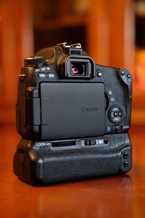 Canon EOS 760D + Punho de baterias + 2 Baterias Originais