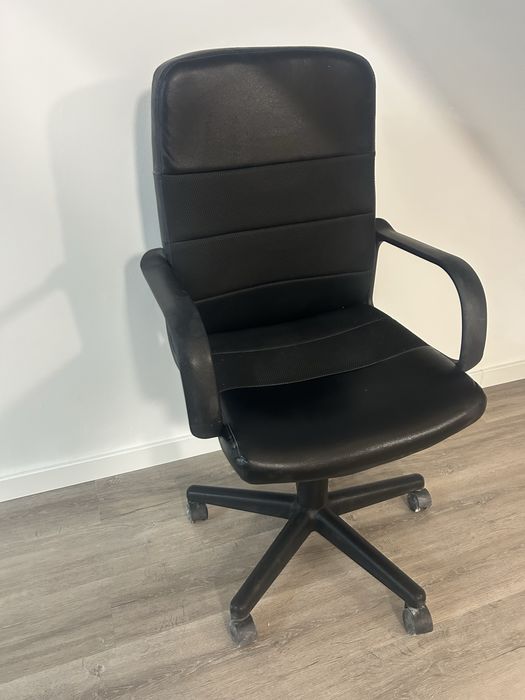 Cadeira preta escritorio