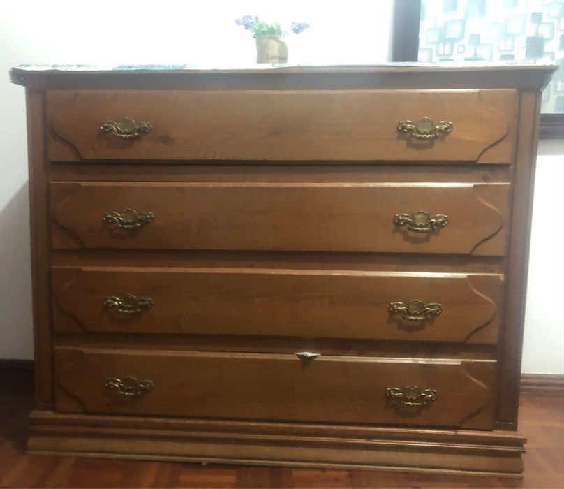 Cómoda em madeira