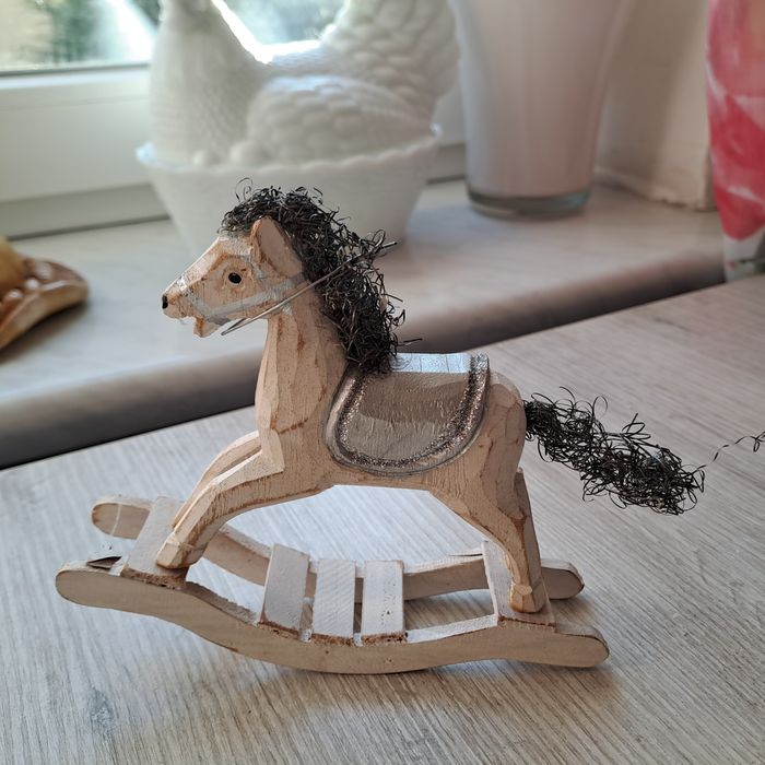 Drewniany konik na biegunach zabwka.