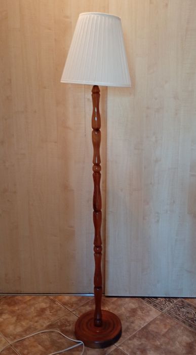 Sprzedam sprawną lampę z kloszem z czasów PRL