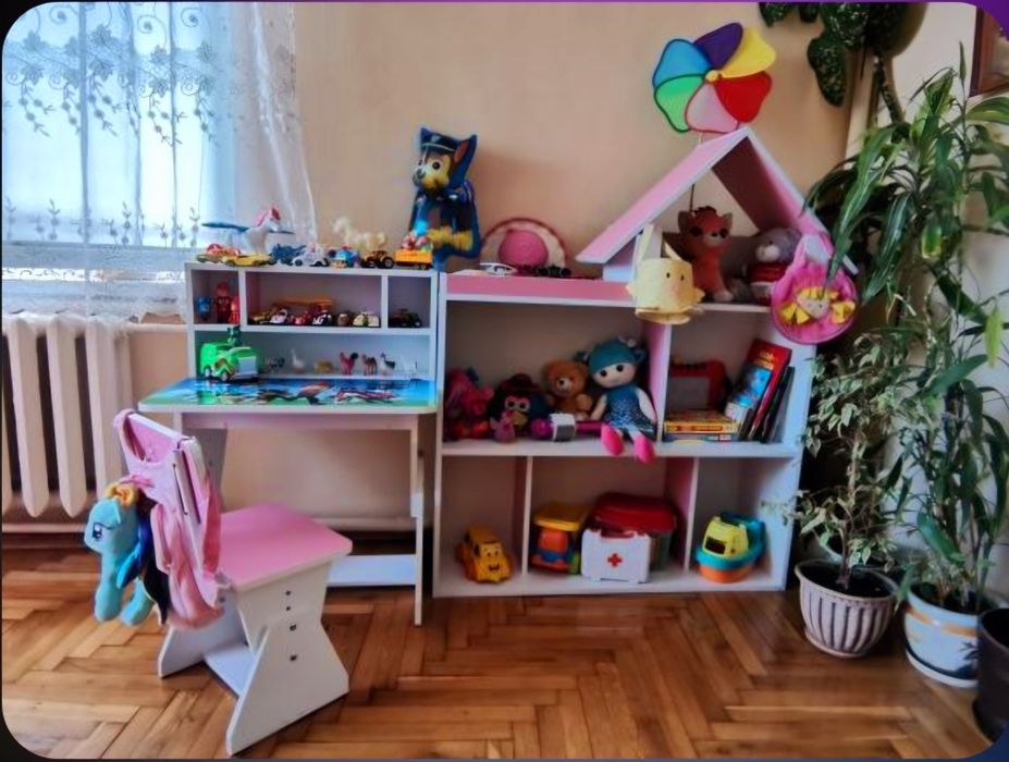 Надзвичайно вмістка,з додатковими поличками парта.