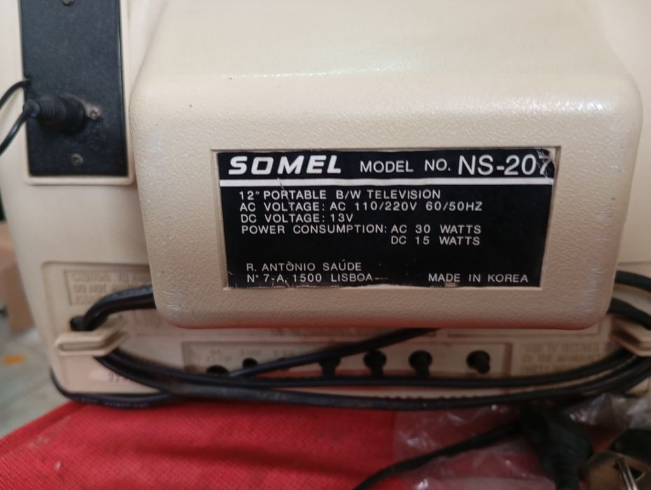 Televisão antiga pequena a funcionar