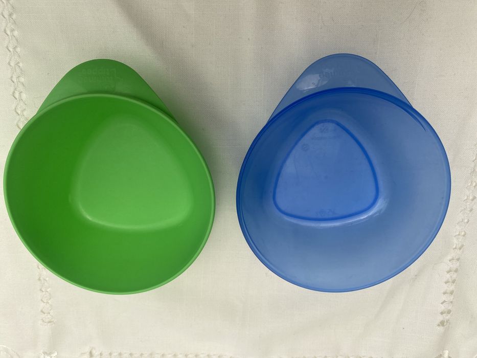 Conjunto de refeição 2 tigelas, um prato de segurar, colher e garfo