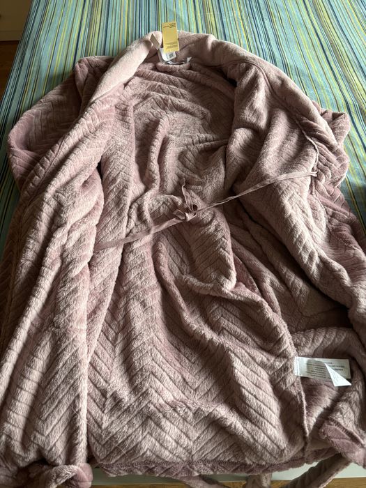 Robe e chinelos novos com etiqueta