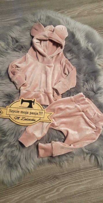 Brudny rozowy dresik welur