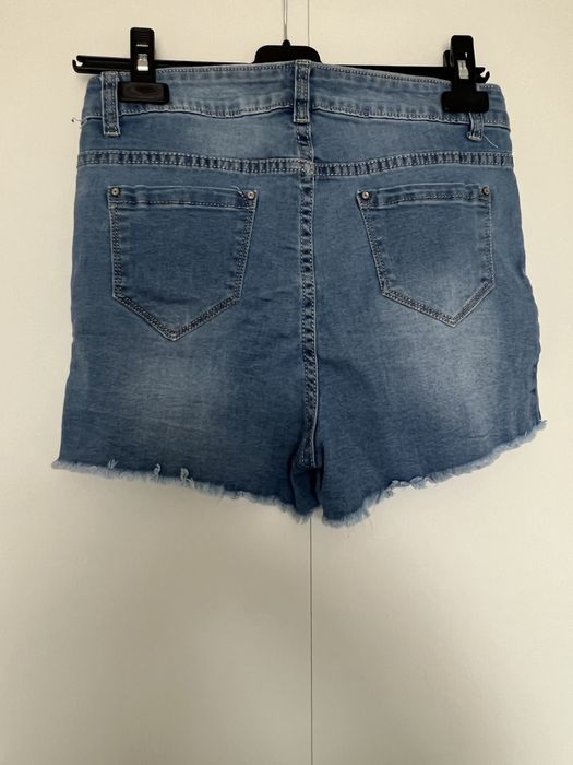 Niebieskie spodenki jeansowe