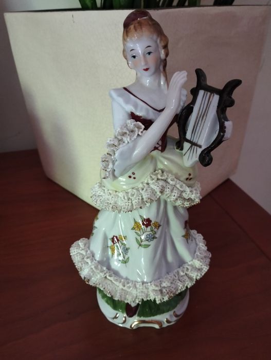 Par de Estatuetas Antigas em Porcelana - Casal de Músicos com Renda