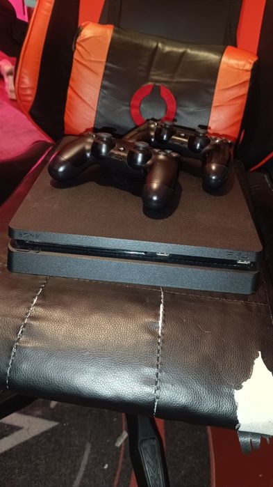 PS4 com 2 comandos originais!