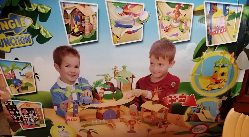 Pista da Disney jungle com um carro/casa/com caixa/brinquedo