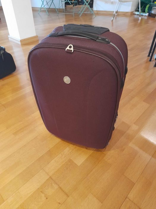 Mala de viagem em bom estado.