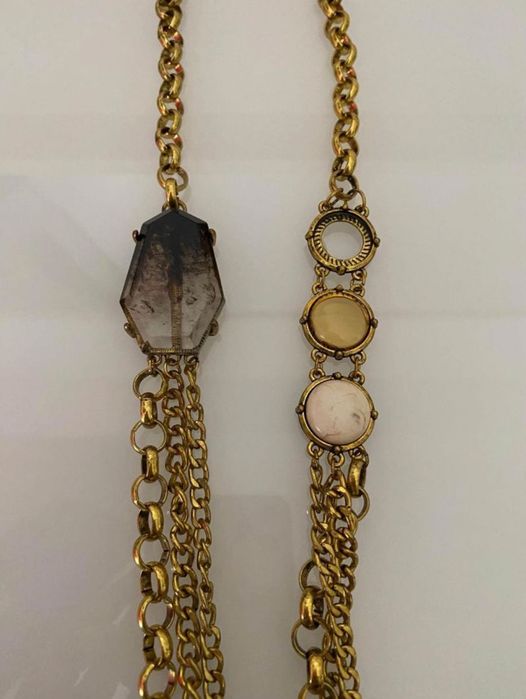 Colar dourado com pedras