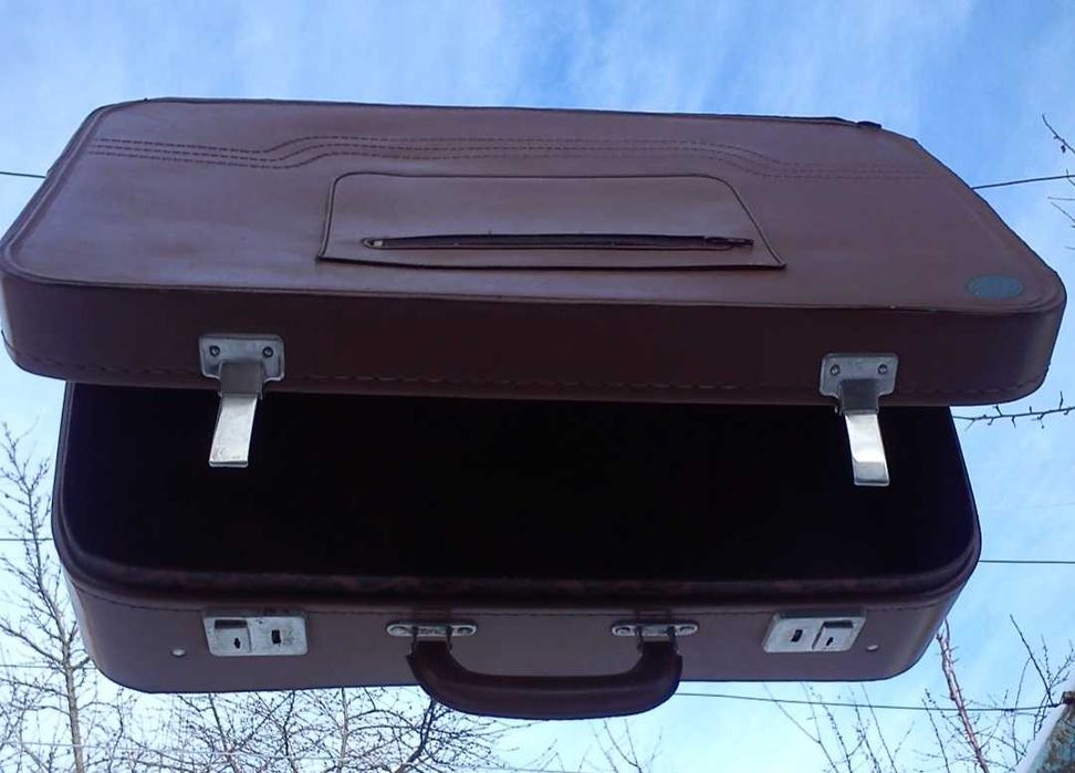 Чемодан из кожзама среднего размера,легкий и прочный 55см.×36см.×16см.