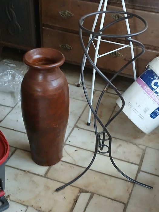 Jarrão em barro com armação de ferro