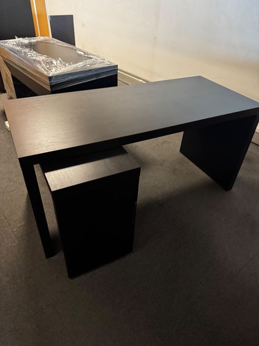 Secretaria MALM Ikea com mesa lateral