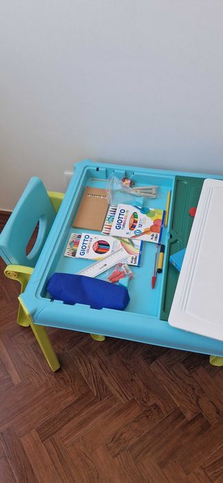 Mesa e cadeiras de criança da Imaginarium