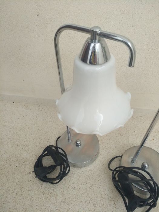 Par de candeeiros de mesinha, estrutura metálica com tulipa em vidro