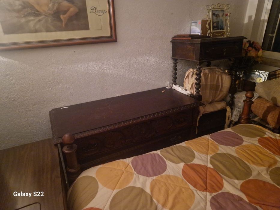 Mobília de quarto com colchão, cama , mesa cabeceira e guarda fatos