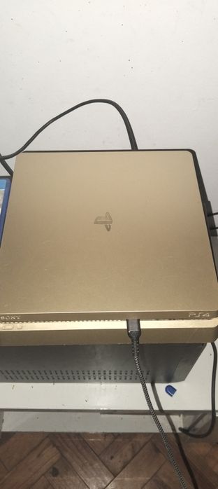 Vendo PlayStation 4 dourada como nova urgente