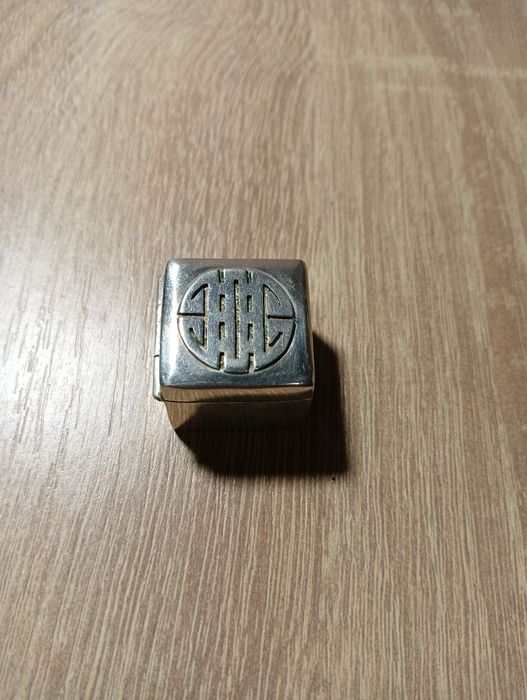 Серебряная шкатулка с символом долголетия.