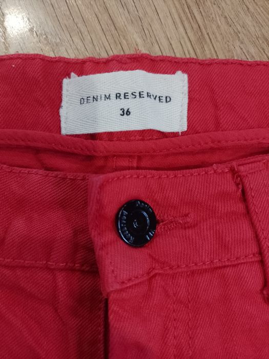 Czerwone spodnie z wysokim stanem jeans