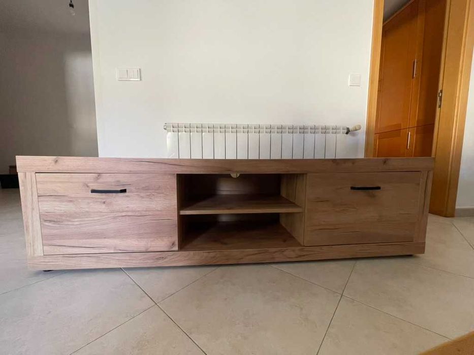 Móvel de TV (portas laterais e prateleira central)