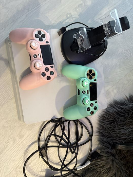 Konsola PS4 biala z dwoma padami i grami