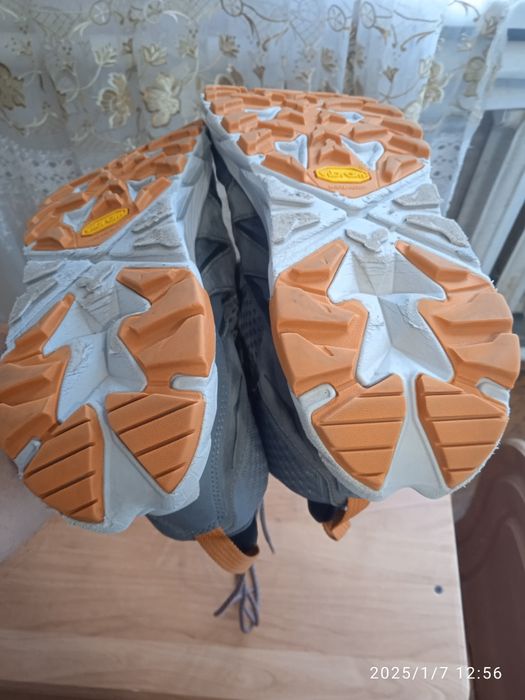 Фірмові високі кросівки з гротеском Hoka 40.5 р.  25.5 см.