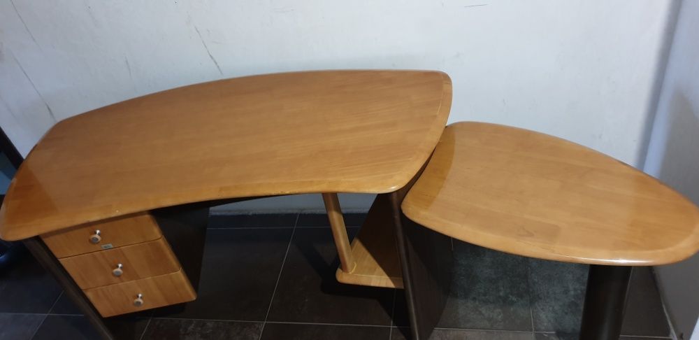 Письменный деревянный стол+ кресло детское