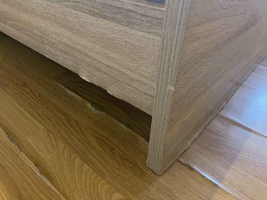 Cama de casal com mesas de cabeceira