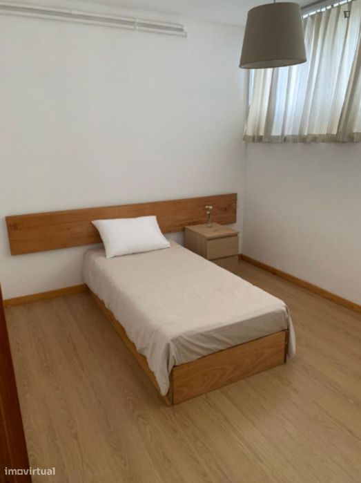 Quarto - localizado em Paranhos Porto