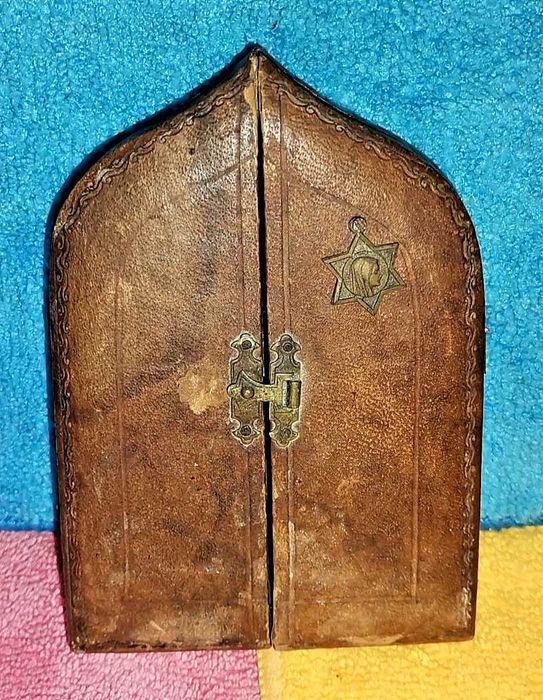 RARO tríptico madeira forrado a pele com crucifixo e santos em metal