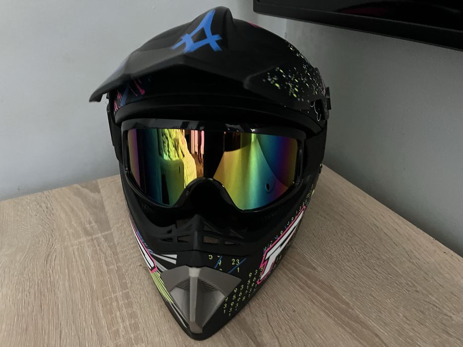 Терміново продам повністю новий кросовий шлем.