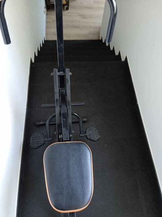 Máquina fitness corpo todo e movimentação