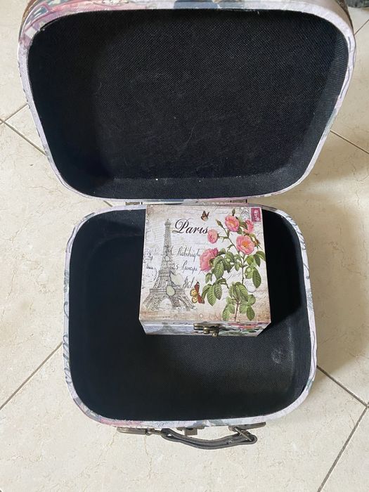 Mala de mão vintage com caixa.