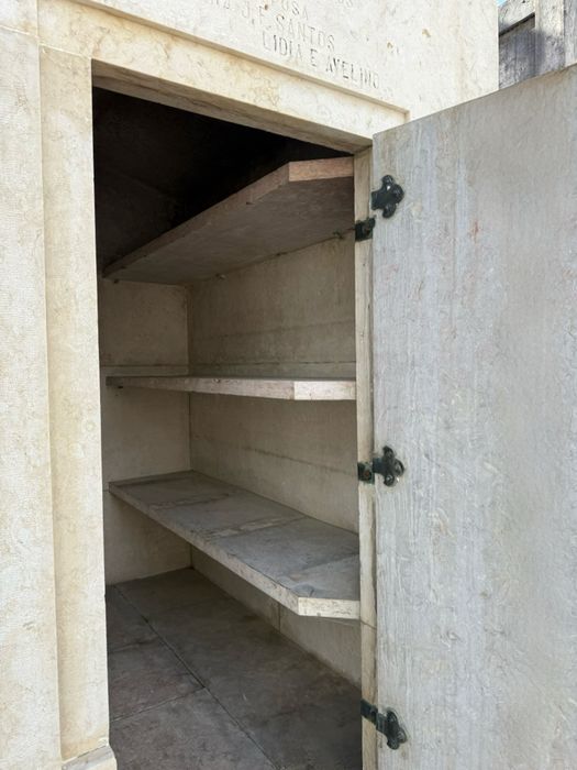 Jazigo familiar – 7 lugares – Cemitério do Alto de São João – 30.000 €