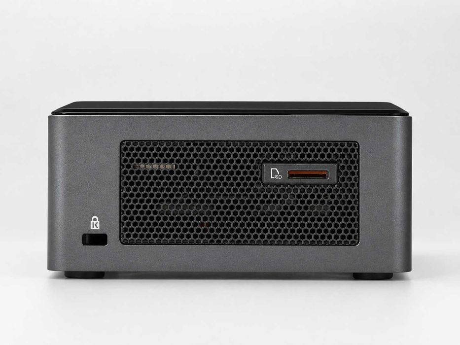 Intel NUC 8 i3 / 8 GB RAM / SSD 240 GB