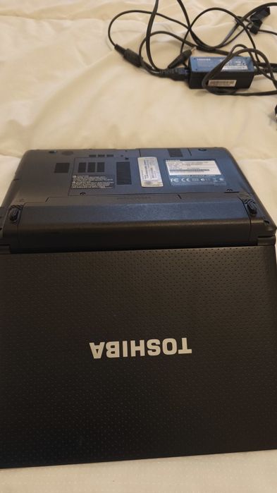Toshiba NB500 com carregador - usado