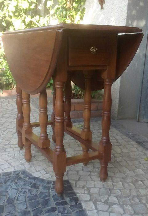 Mesa de abas em mogno
