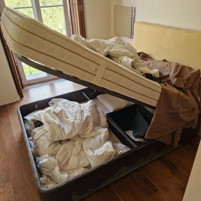 Cama de casal com colchao e alçapão de arrumação.