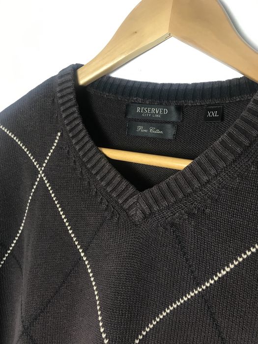 Czekoladowy bawełniany sweter męski w romby dekolt V Reserved