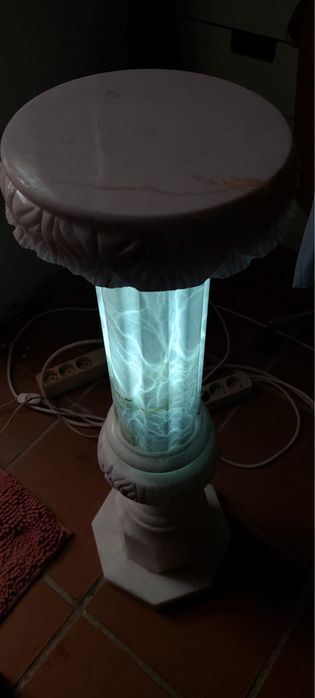 Coluna de pedra com luz