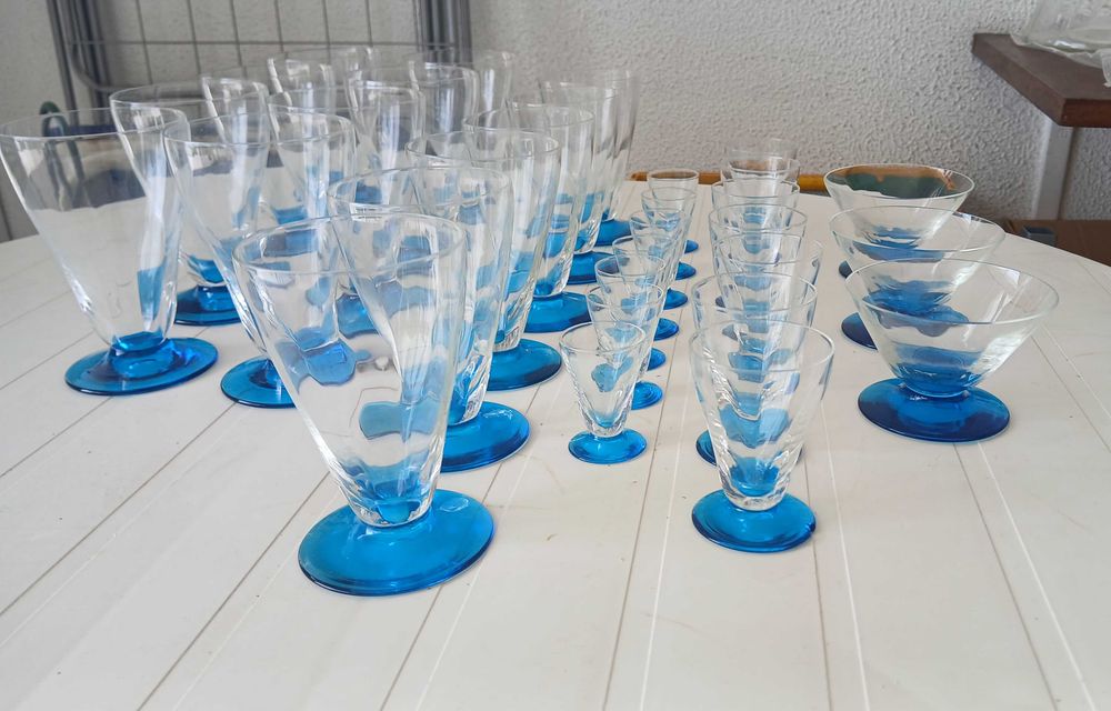 Lote de 30 Copos Vintage com Base Azul (Estilo Retro / Mid-Century)