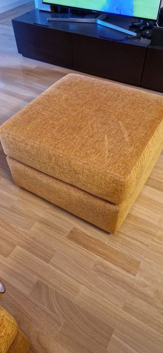 Conjunto de 2 puffs em tecido laranka em optimo estado. Vendo so 1