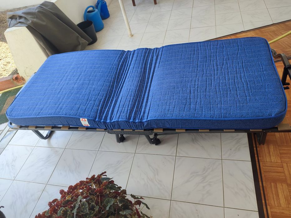 Cama dobrável de solteiro ( divan) com rodas e colchão incluído