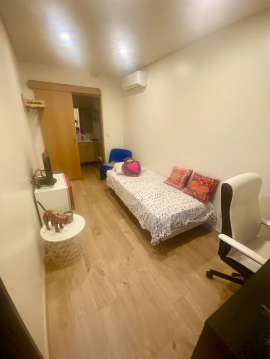 Quarto c casa de banho privada p arrendar em moradia rústica