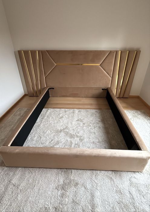 CAMA VELUDO DOURADO NOVA COM COLCHAO E ESTRADO