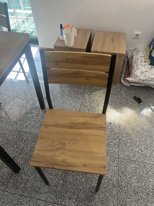 Mesa de jantar , com 4 cadeiras e em perfeito estado