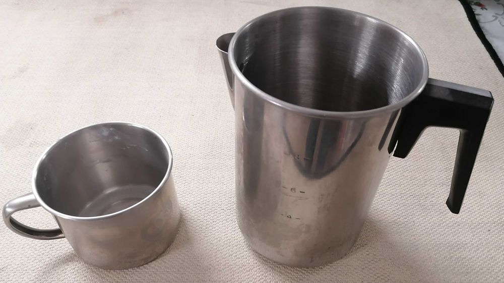 Copos em Inox, um grande e outro pequeno, ambos por 5€