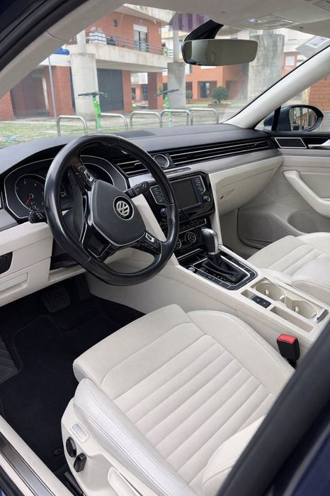 Volkswagen 2.0 TDI DSG — Interior em pele branca,